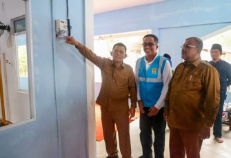 Peresmian masuknya aliran listrik ke Dusun Parit Syukur Desa Tanjung Berlian Barat dan Dusun IV Sawang Laut Desa Sawang Laut, Tanjung Batu, Senin (18/09).