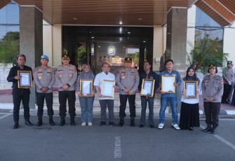 Kapolda Sulsel Beri penghargaan Sejumlah Media dan Awak Media