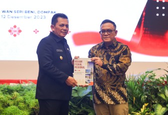 Gubernur Kepulauan Riau Ansar Ahmad selaku Wakil Pemerintah Pusat di Daerah, menyerahkan Daftar lsian Pelaksanaan Anggaran (DIPA) dan Buku Daftar Alokasi Transfer ke Daerah (TKD) Tahun Anggaran 2024 Lingkup Provinsi Kepri bertempat di Aula Wan Seri Beni, Dompak, Selasa (12/12)