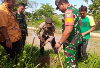  Koramil 0602-16/Ciruas Kodim 0602/Serang bersama Pemerintah Daerah setempat dan Polsek Ciruas serta masyarakat, melaksanakan kegiatan Karya Bakti (Karbak) penanaman pohon dipinggiran sungai yang terletak di jalan raya Ciruas menuju Pontang, bertempat di Desa Gosara Kecamatan Ciruas Kabupaten Serang Provinsi Banten, Jum'at (15/12/2023)