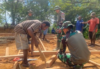 Masyarakat Bersama Satgas Pamtas Statis RI-PNG Yonif RK 111/KB Perbaiki Gereja