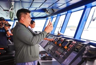 Bupati Bintan Roby Kurniawan saat melihat langsung arus mudik dan turut serta didalam rombongan sembari melakukan kunjungan kerja ke Pulau Tambelan sebagai Pulau terjauh dalam wilayah admimistrasi Kabupaten Bintan.