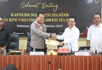 Kapolda Sulsel saat berkunjung ke KPU Sulsel