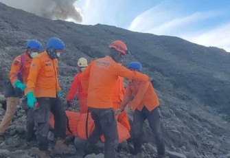 Evakuasi Jenazah Korban di Lereng Marapi