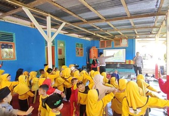 Polisi saat Berikan Sosialisasi Kenalkan Tertib Lalu Lintas Sejak Dini