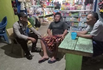 Anggota Bhabinkamtibmas Polsek Seginim Polres Bengkulu Selatan saat sambangi warga binaanya.