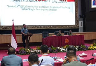 Panglima TNI Laksamana TNI Yudo Margono, S.E., M.M. saat memberikan amanat pada acara Rapat Koordinasi Teknis Kesehatan (Rakorniskes) TNI TA 2023, bertempat di Aula Gatot Subroto Mabes TNI, Cilangkap, Jakarta Timur, Rabu (29/03/2023).