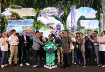 Wakil Gubernur D.I. Yogyakarta KGPAA Paku Alam X (kanan) dan Direktur Utama Telkom Ririek Adriansyah (kiri) melakukan seremoni peresmian program EXIST (ESG Existence for Sustainability by Telkom Indonesia) disaksikan oleh Direksi Telkom dan Direksi Anak Perusahaan Telkom di Yogyakarta pada Kamis (16/11).