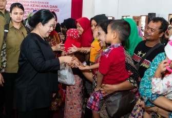 Ketua DPR RI Puan Maharani saat menghadiri roadshow percepatan penurunan stunting di Kabupaten Sukoharjo, Jawa Tengah, Minggu (3/12/2023).