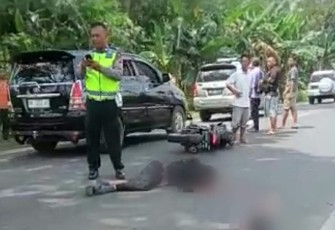 Pasca kejadian lakalantas, petugas mengamankan TKP.