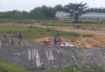 Pekerja di Bandara Ngloram tampak menyelesaikan akses ke gedung PKP-PK yang baru mencapai 35 persen.