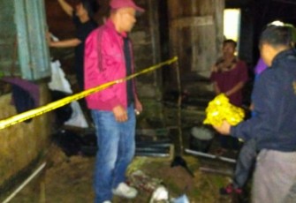 Kanit dan personel Piket fungsi melakukan olah TKP dengan memasang garis polisi dan mendokumentasikan serta mengamankan barang bukti.