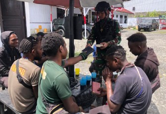Satgas Yonif RK 115/ML saat Berikan Bantuan Alkitab kepada Generasi Muda Papua