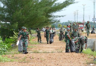 Prajurit Lanudal Tanjungpinang Bersih Pantai 