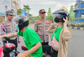 Peduli Keselamatan Berlalulintas Polsek Bintan Timur Bagikan Helm Gratis