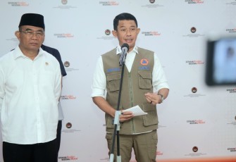 Kepala Badan Nasional Penanggulangan Bencana (BNPB) Letjen TNI Suharyanto dan Menko PMK Muhadjir Effendy, seusai rapat membahas Penanganan Dampak Bencana Tanah Longsor dan Bencana Kelaparan di Kabupaten Yahukimo, Provinsi Papua Pegunungan, bertempat di Kantor Kemenko PMK, Jakarta pada Rabu (25/10). 
