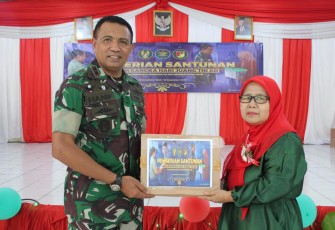 Dandim 1310/Bitung saat memberikan santunan kepada perwakilan Warakawuri
