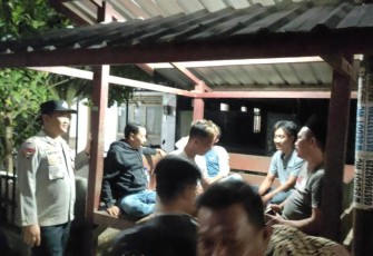 Anggota Babinkamtibmas saat mendatangi masyarakat yang berjaga di RW di Desa Tanggulwelahan Kecamatan Besuki 