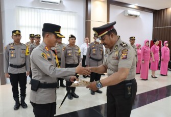 Kapolres Kubu Raya Pimpin Upacara Kenaikan Pangkat Pengabdian 