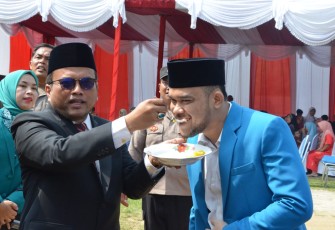 Pj Wali Kota Padangsidimpuan, H Letnan Dalimunthe, S.KM, M,Kes Menyuapi Ketua Komite Nasional Pemuda Indonesia Kota Padangsidimpuan Karim Pohan