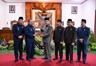 Ketua DPRD Tulungagung Marsono, S.Sos memberikan laporan pertanggungjawaban ke Bupati Tulungagung Maryoto Birowo, MM didampingi anggota DPRD Tulungagung