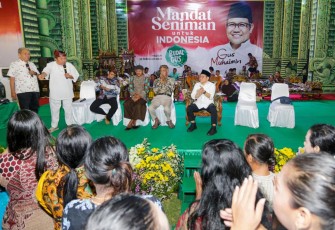 Gus Muhaimin menanggapi aspirasi para seniman dan budayawan lokal se-Jatim di sela penyerahan Mandat Seniman untuk Indonesia ”Budal Gus” di Padepokan Seni Kirun, Madiun, Rabu (22/2/2023).