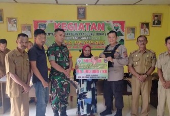 Bhabinkamtibmas Polsek Belitang Tiga Monitoring Pembagian BLT di Desa Rejosari