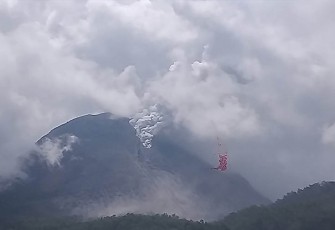 Gunungapi Lewotobi Laki-Laki mengalami erupsi yang ditandai dengan adanya letusan abu vulkanik setinggi 1.000-1.500 meter dari kawah puncak pada hari ini, Sabtu (23/12). Sumber: BPBD Kabupaten Flores Timur