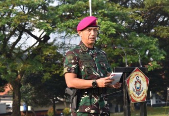 Wadan Kodikmar Kolonel Marinir Efhardian, mewakili Komandan Kodikmar Brigjen TNI Marinir Muhammad Nadir, M.Tr.Opsla, dalam Upacara Pembukaan Dikmaba bertempat di Lapangan Kesatrian Marinir Ewa Panggalila, Gunungsari, Surabaya. Senin (13/03/2023).