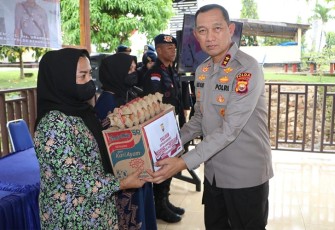 Kapolda Bengkulu saat salurkan bantuan