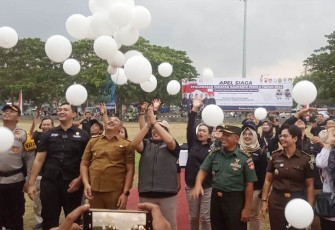 Pelepasan balon ke udara menandai penutupan acara apel siaga pengawasan tahapan kampanye Pemilu 2024, di Alun-Alun Karanganyar pada Senin (27/11/2023) sore.