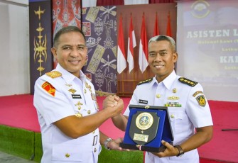 Danlantamal IX saat Pimpin Serah Terima Jabatan Aslog Danlantamal dan Kadiskes Lantamal IX Ambon