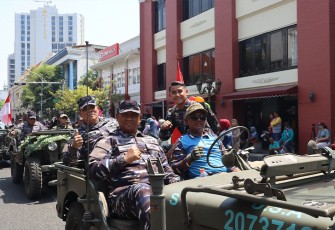 Danlantamal V Laksamana Pertama TNI Eko Wahjono mengikuti kirab Kota Surabaya 