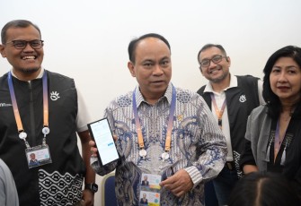Menteri Komunikasi dan Informatika Republik Indonesia Budi Arie Setiadi (tengah) didampingi senior leaders TelkomGroup meninjau Mini Network Operation Center Telkom di area Media Center KTT AIS 2023 Forum, Bali Nusa Dua Convention Center, Selasa (10/10). Menkominfo melakukan pengecekan kecepatan (speed test) akses internet Telkom di sekitar venue utama dan media center.