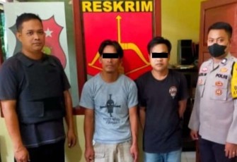 Tersangka (tengah) saat diamankan