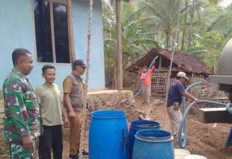 Koramil 0801/11 Donorojo saat Bantu Warga Terdampak Kekeringan