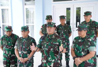 Panglima TNI Laksamana TNI Yudo Margono, S.E., M.M. didampingi Kasad Jenderal TNI Dudung Abdurachman, S.E., M.M. saat konferensi perss (konpres) di Lanud Yohanis Kapiyau Timika, Papua, Selasa (18/4/2023).