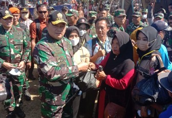 Panglima TNI Laksamana TNI Yudo Margono, S.E.,M.M. beserta Kasad, Kasal dan Kasau bersama jajarannya hadir secara langsung membuka kegiatan baksos di Balai Desa Sumberejo dan Lapangan Sukorejo, Desa Sumberejo, Banyuputih, Situbondo, Jawa Timur, Selasa (1/8/2023).