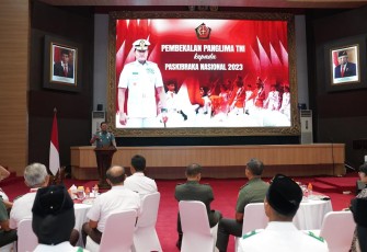 Panglima TNI Laksamana TNI Yudo Margono, S.E., M.M. saat menerima 76 Pasukan Pengibar Bendera (Paskibra) Tahun 2023, di Aula Gatot Soebroto Mabes TNI, Cilangkap, Jakarta Timur, Selasa (22/8/2023). 