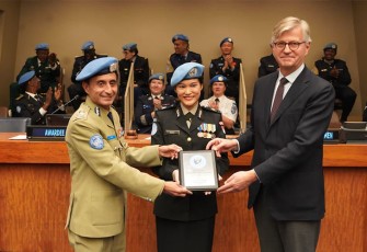 Briptu Renita Rismayanti saat Terima Penghargaan dari PBB