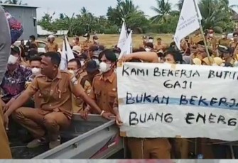 Ratusan Perangkat Pekon di Kabupaten Pesibar saat Gelar Demo