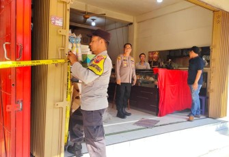 Petugas saat pasang garis polisi di toko emas "Sahabatku" Cepu