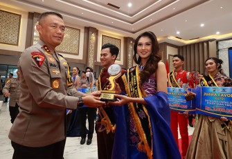 Kapolda Jatim Irjen Drs Imam Sugianto saat memberikan hadiah juara Duta Lalu Lintas tahun 2023.