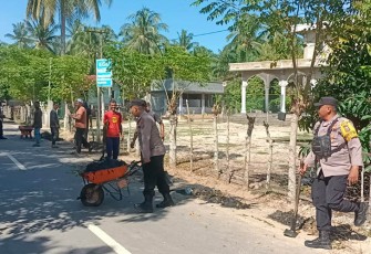 Polsek Peureulak Barat dan Koramil 15 Gotong Royong Bersihkan Masjid Baitul Mukmin