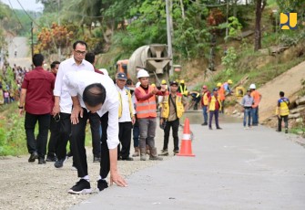 Presiden Jokowi saat Tinjau Pelaksanaan Inpres Jalan Daerah di Kawasan Penyangga IKN Nusantara