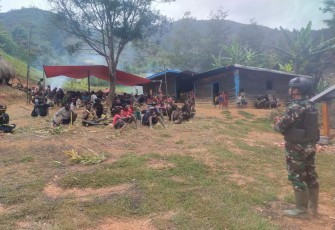 Satgas Yonif Mekanis 203/AK saat Hadir di Tengah Warga yang Berduka