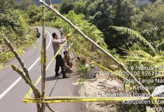 Bhabinkamtibmas bersama Pilar Desa saat Pasang Pagar dan Garis Polisi