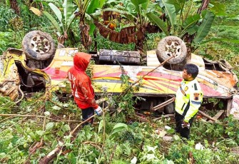 Kondisi minibus travel AD 7361 AF ringsek usai terperosok ke dalam jurang di Dusun Gondang, Desa Wonorejo, Kematan Jatiyoso, Kabupaten Karanganyar, Kamis (16/2/2023). Foto : Istimewa