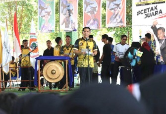 Wakil Bupati Bintan Ahdi Muqsith saat membuka Turnamen Pencak Silat Teluk Sasah Cup IV, Jum'at (10/11) di Taman Kota Seri Kuala Lobam.