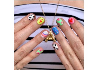 Penggunaan nail art atau kutek pada kuku tangan (Sumber : Pinterest)